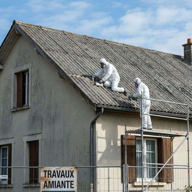 Désamiantage toiture fibro-ciment : Prix, obligations et risques (2026)